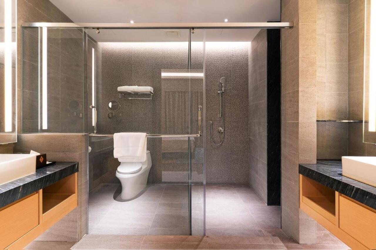 M World Hotel Formerly Known As Avante Hotel Петалинг-Джая Экстерьер фото A shower enclosure