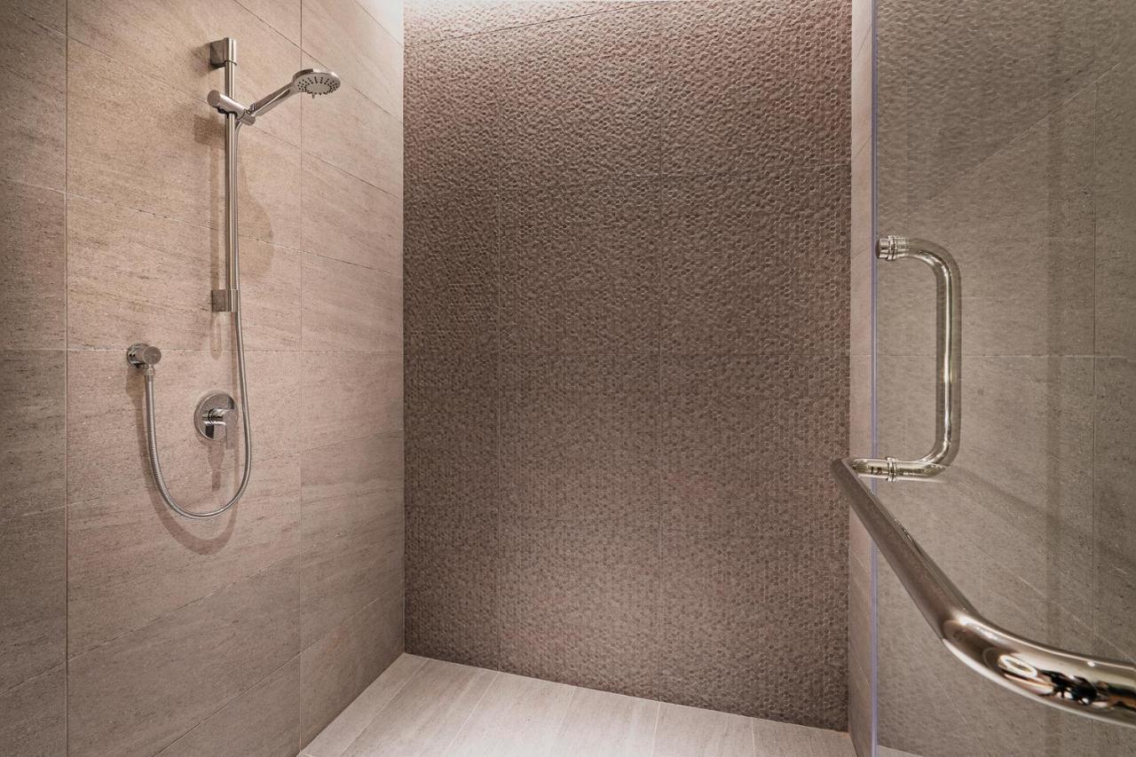M World Hotel Formerly Known As Avante Hotel Петалинг-Джая Экстерьер фото A shower